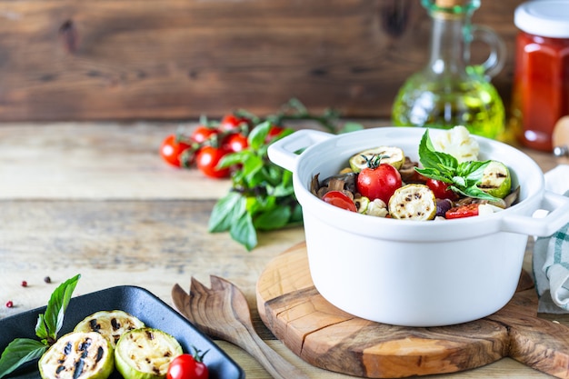 Talerz z prostym posiłkiem